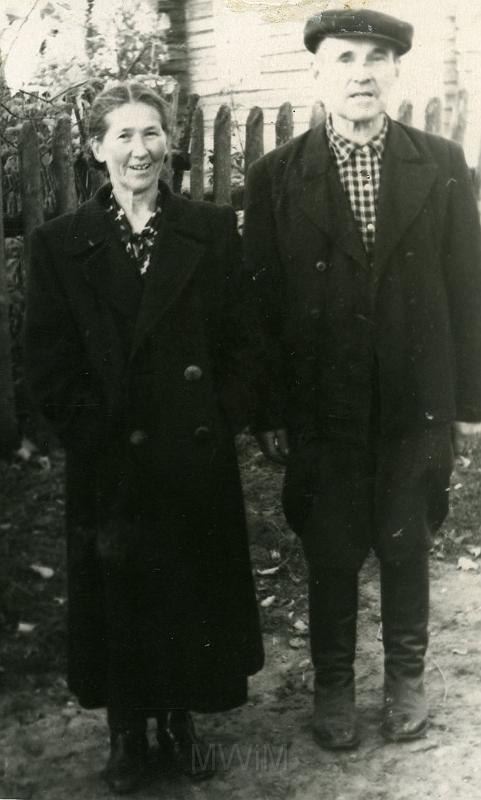 KKE 2409.jpg - Fot. Portret. Siostra Adeli Bujko (z domu Sliżewska) z drugim mężem, Białoruś - jezioro Narocz, 1964 r.
